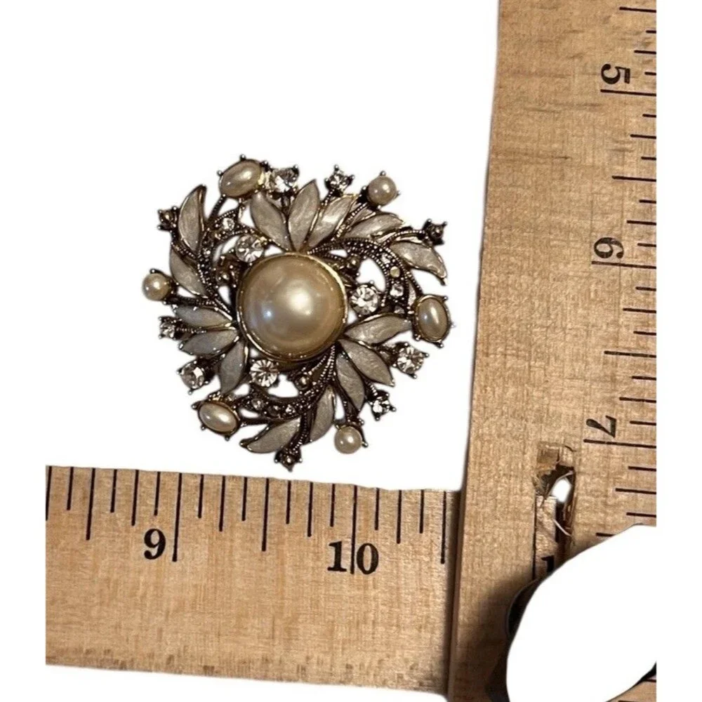 Vintage Signed Monet White Enamel Pearl Rhinestone‎ Wreath Brooch Gold Tone